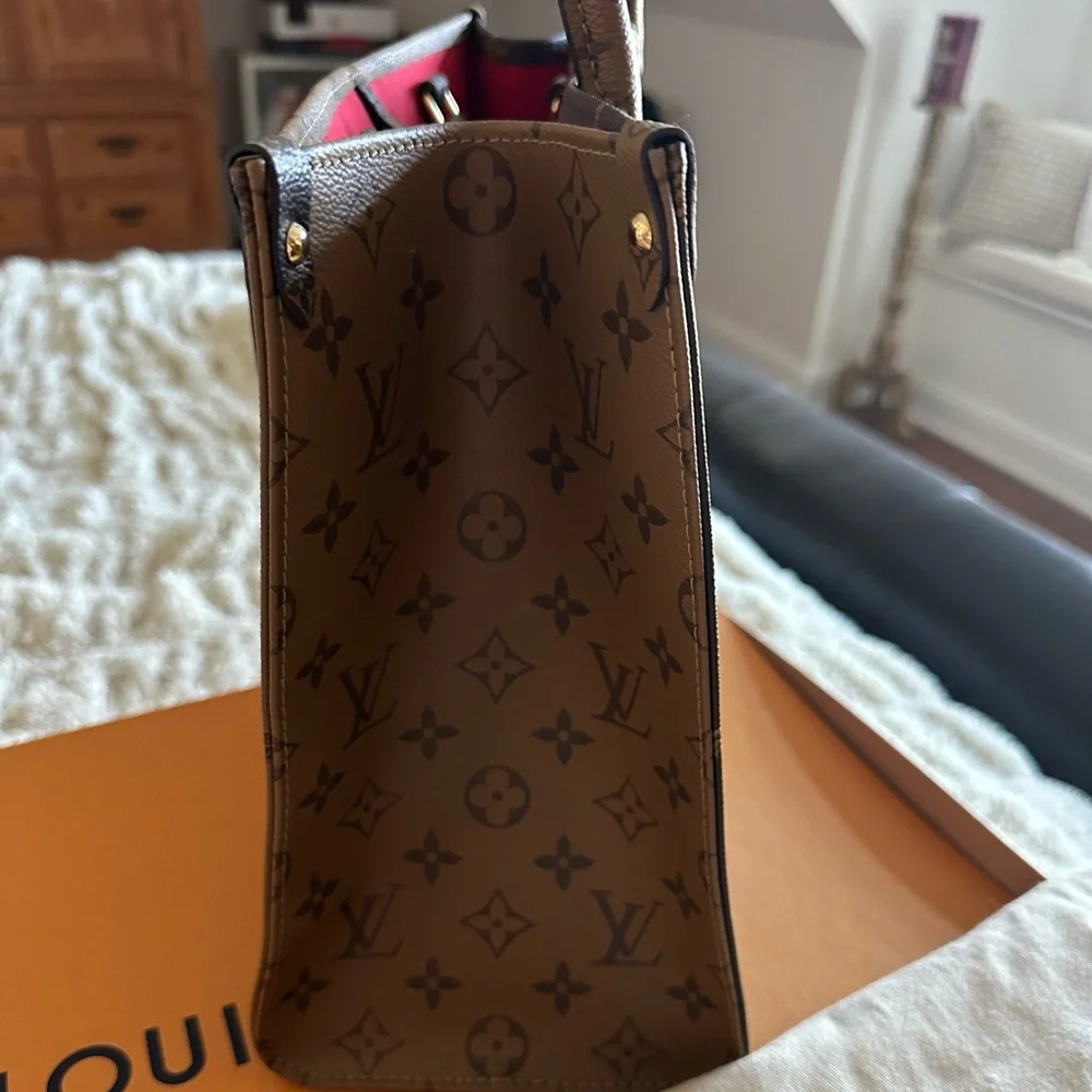 Louis Vuitton OnTheGo MM reverse Monogram Tote - Picture 4 of 11